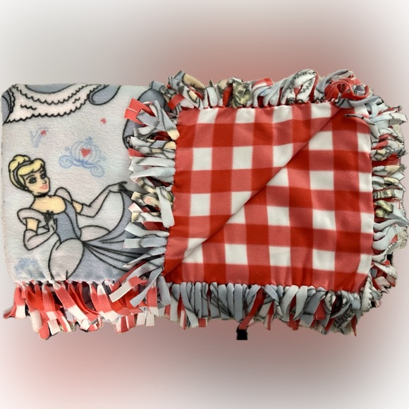 Cinderella - No Sew Fleece Handmade Knotted Blanket - Picture 9 of 9